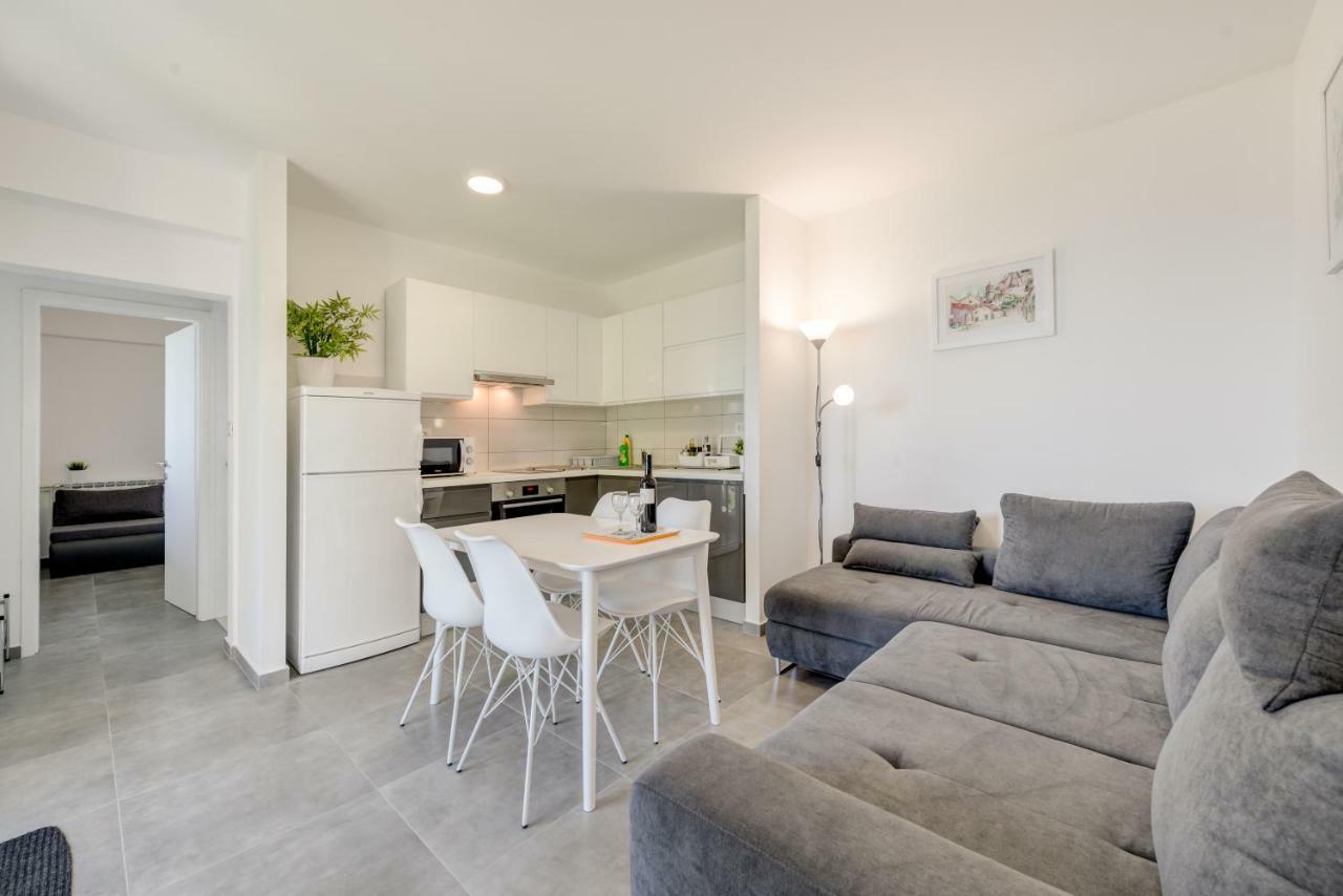 Apartments Mimac Omis Exterior photo